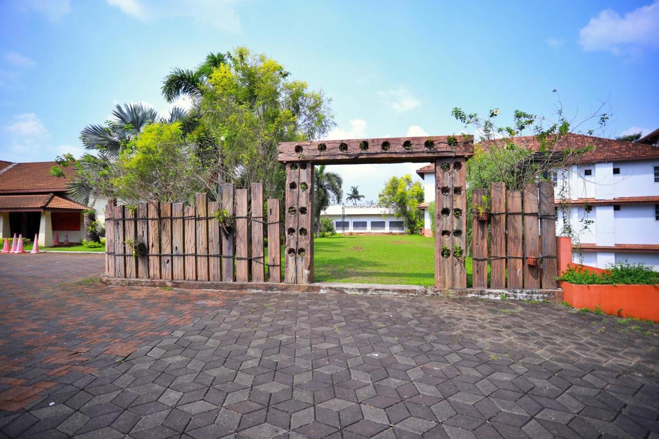 Clay House Hotel Thrissur Bagian luar foto