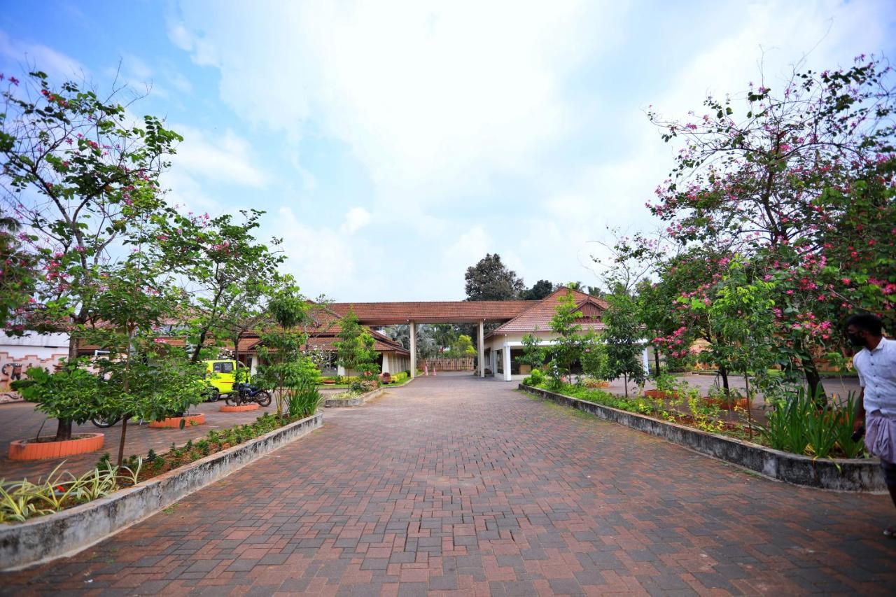 Clay House Hotel Thrissur Bagian luar foto