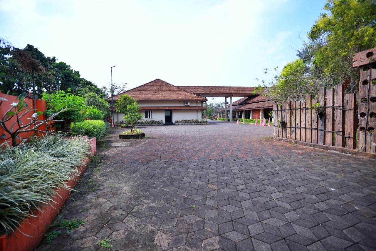 Clay House Hotel Thrissur Bagian luar foto
